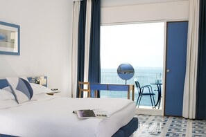 Suite junior, vista al mar | Ropa de cama hipoalergénica y minibar 