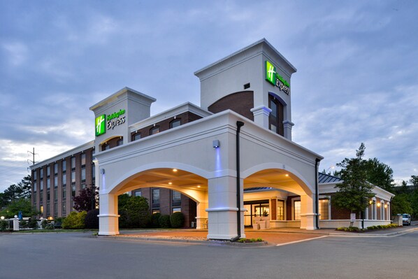 A Holiday Inn Express hotel with a modern design, featuring a prominent entrance and multiple levels. - Holiday Inn Express Winston-Salem Medical Center Area by IHG (Winston-Salem)