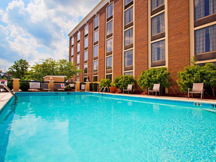 Una piscina al aire libre (de 09:00 a 21:00), tumbonas