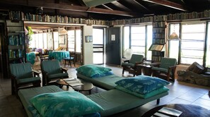 2 Bars/Lounges, Strandbar