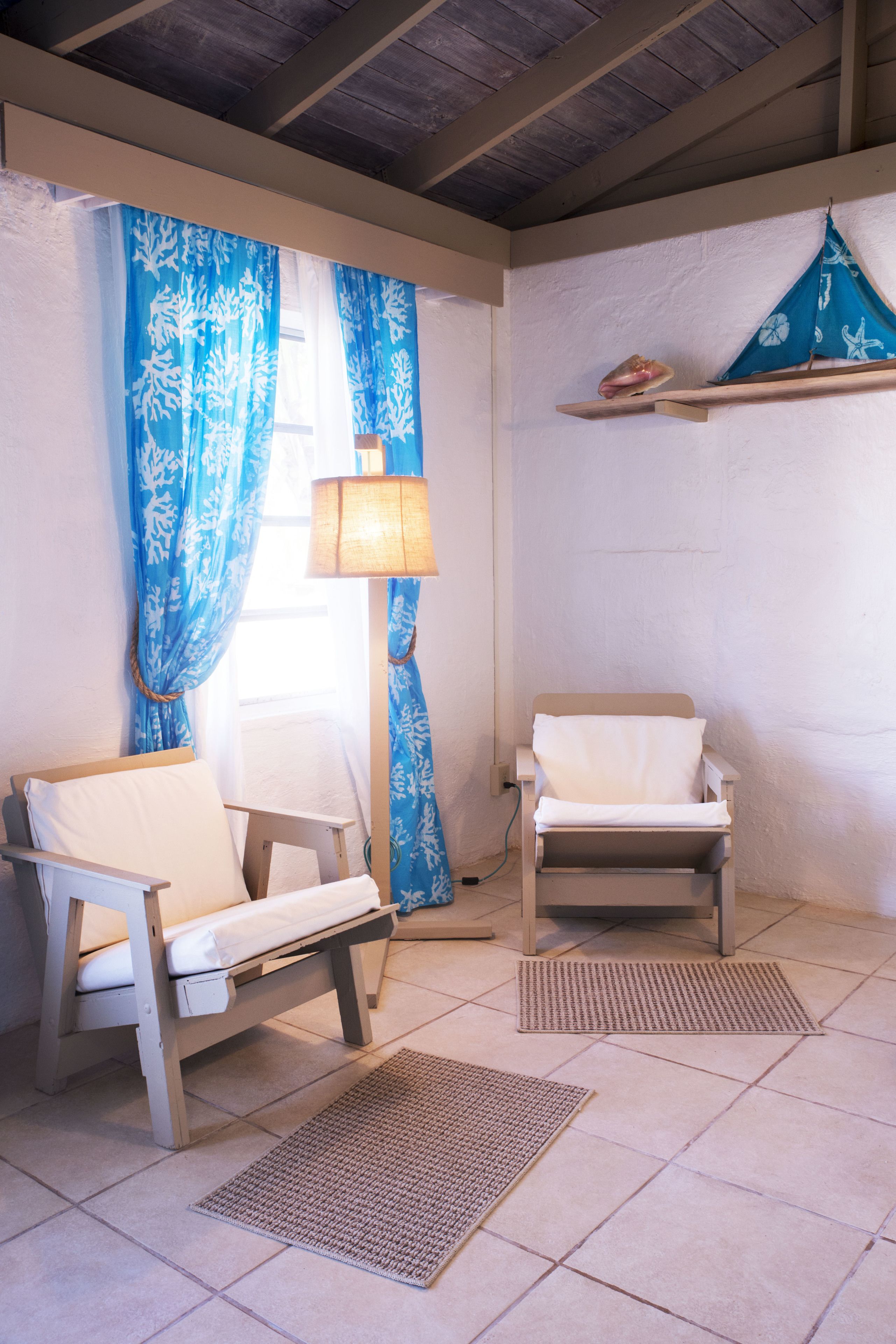 standard room, private bathroom | living area