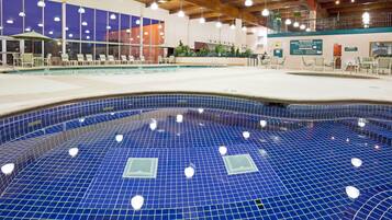 Piscine couverte, chaises longues