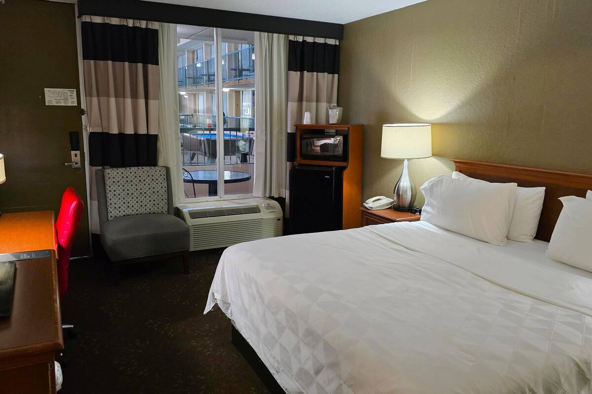 Room, 1 King Bed, Mobility Accessible, Non Smoking (Poolside, Bathtub W/grab Bars)