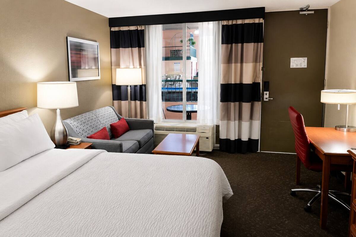 Junior Suite, 1 King Bed, Non Smoking, Poolside