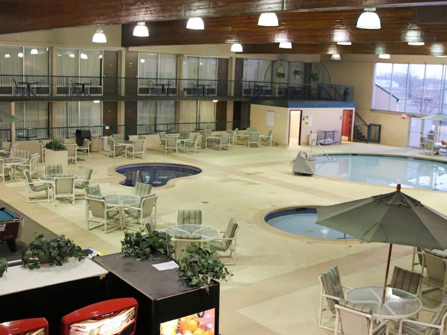 Indoor pool, sun loungers