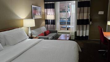 Junior suite, 1 kingsize bed, niet-roken, aan het zwembad | Luxe beddengoed, een bureau, verduisterende gordijnen