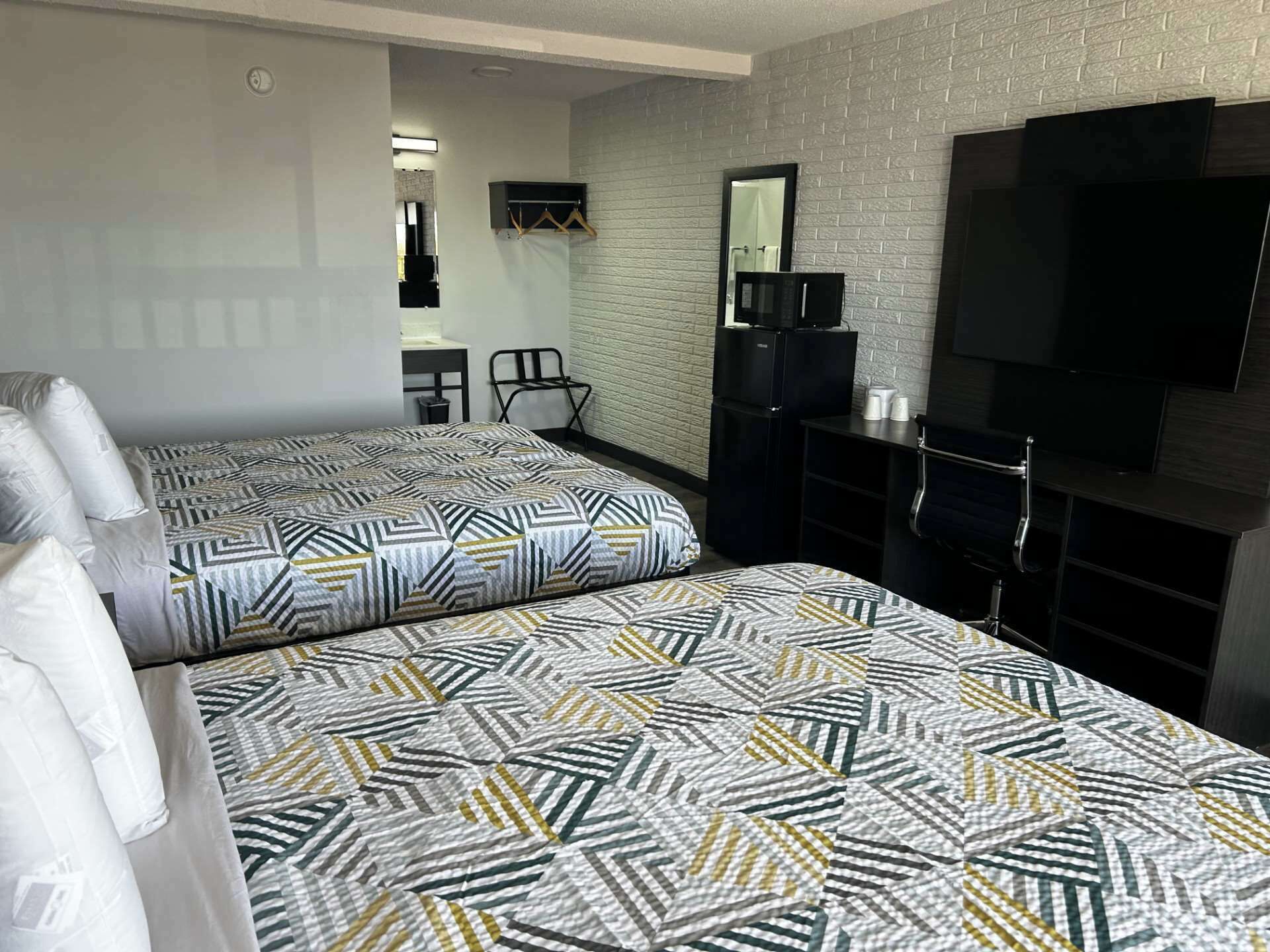 ستائر تعتيم ومكواة/لوح كي وواي فاي مجانًا وملاءات أسرّة