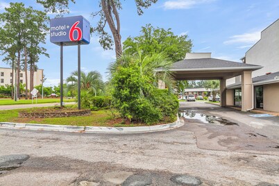 Motel 6 Summerville, SC – Azalea Square