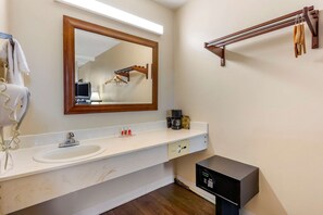Combined shower/bathtub, eco-friendly toiletries, hair dryer, towels