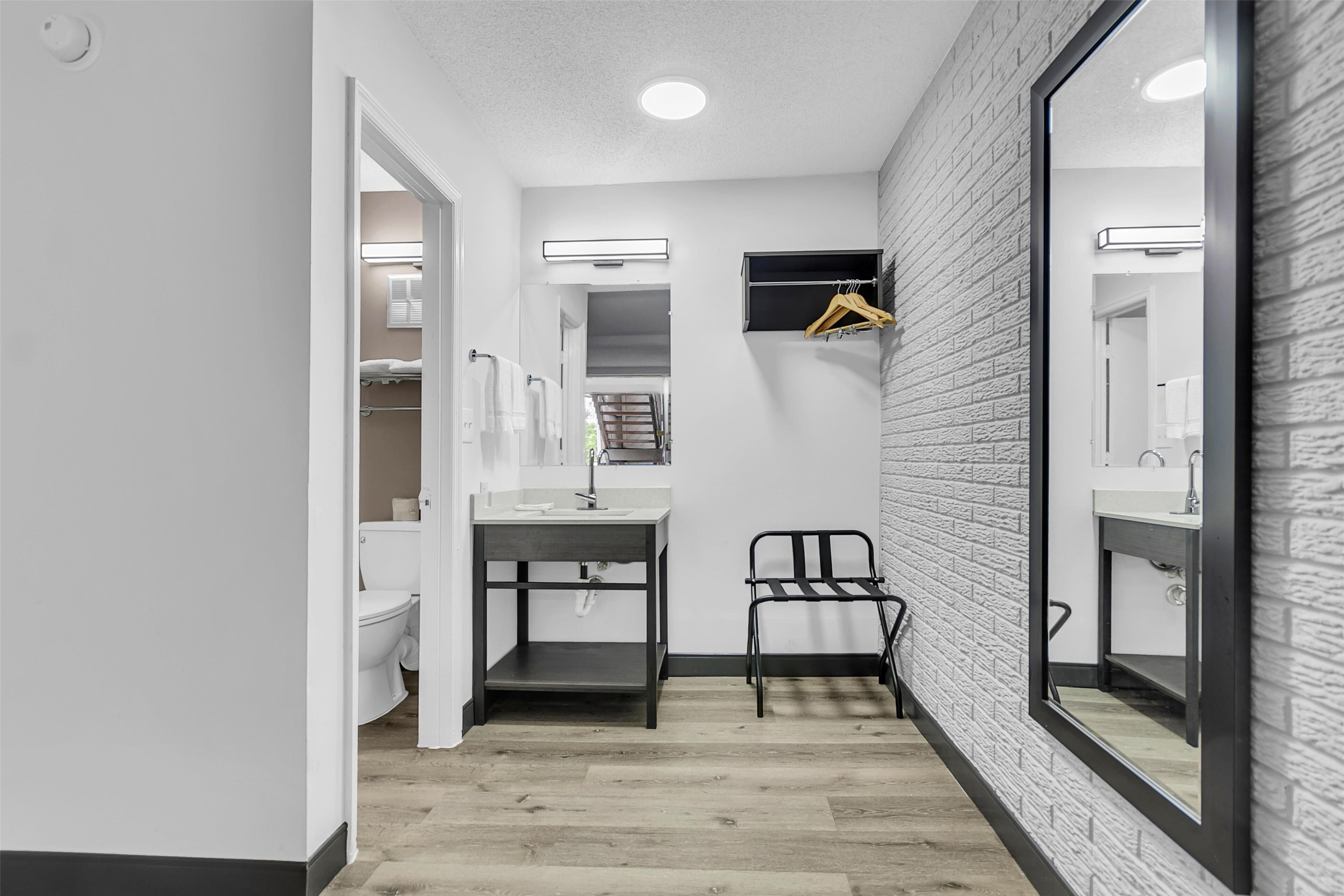 Een bad/douchecombinatie, milieuvriendelijke toiletartikelen
