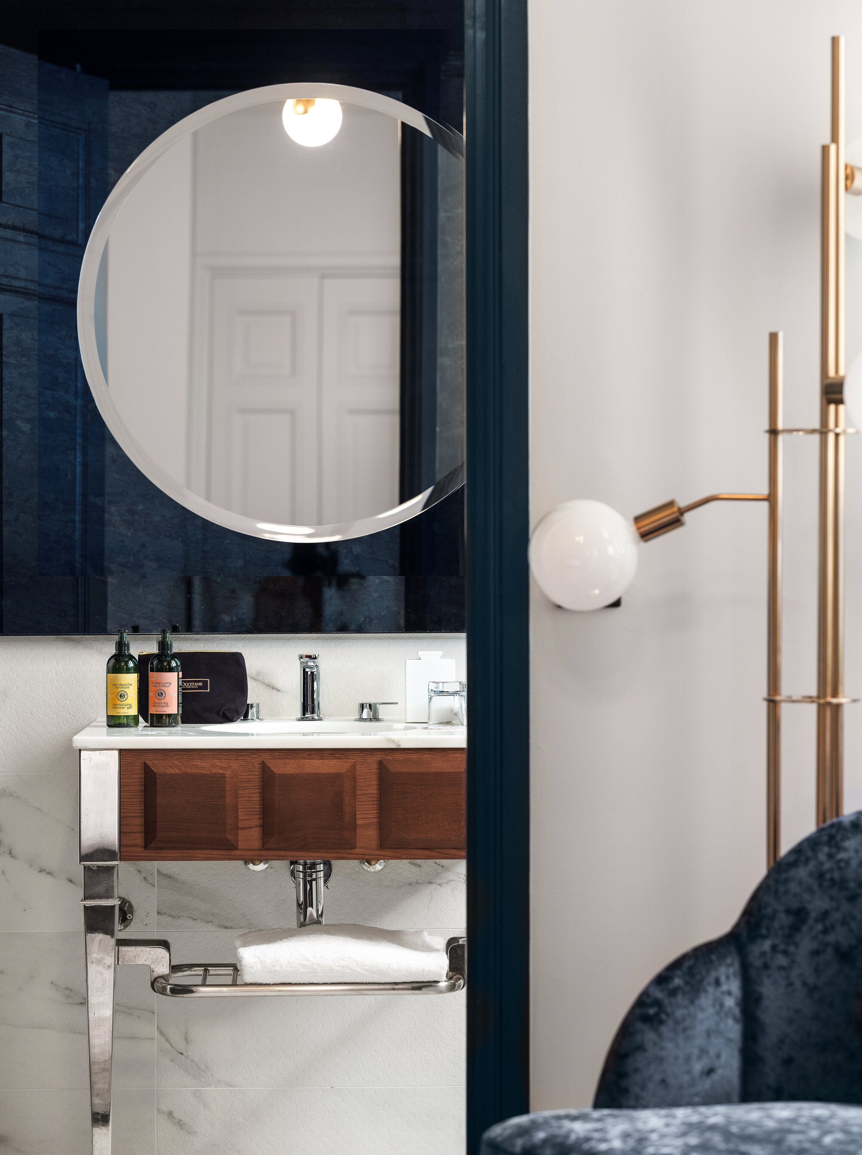 combined shower/bathtub, eco-friendly toiletries, hair dryer, towels