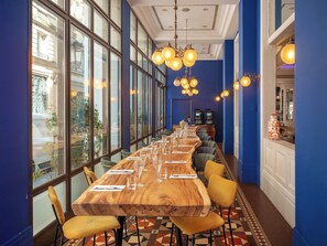 تقديم الإفطار والغداء والعشاء