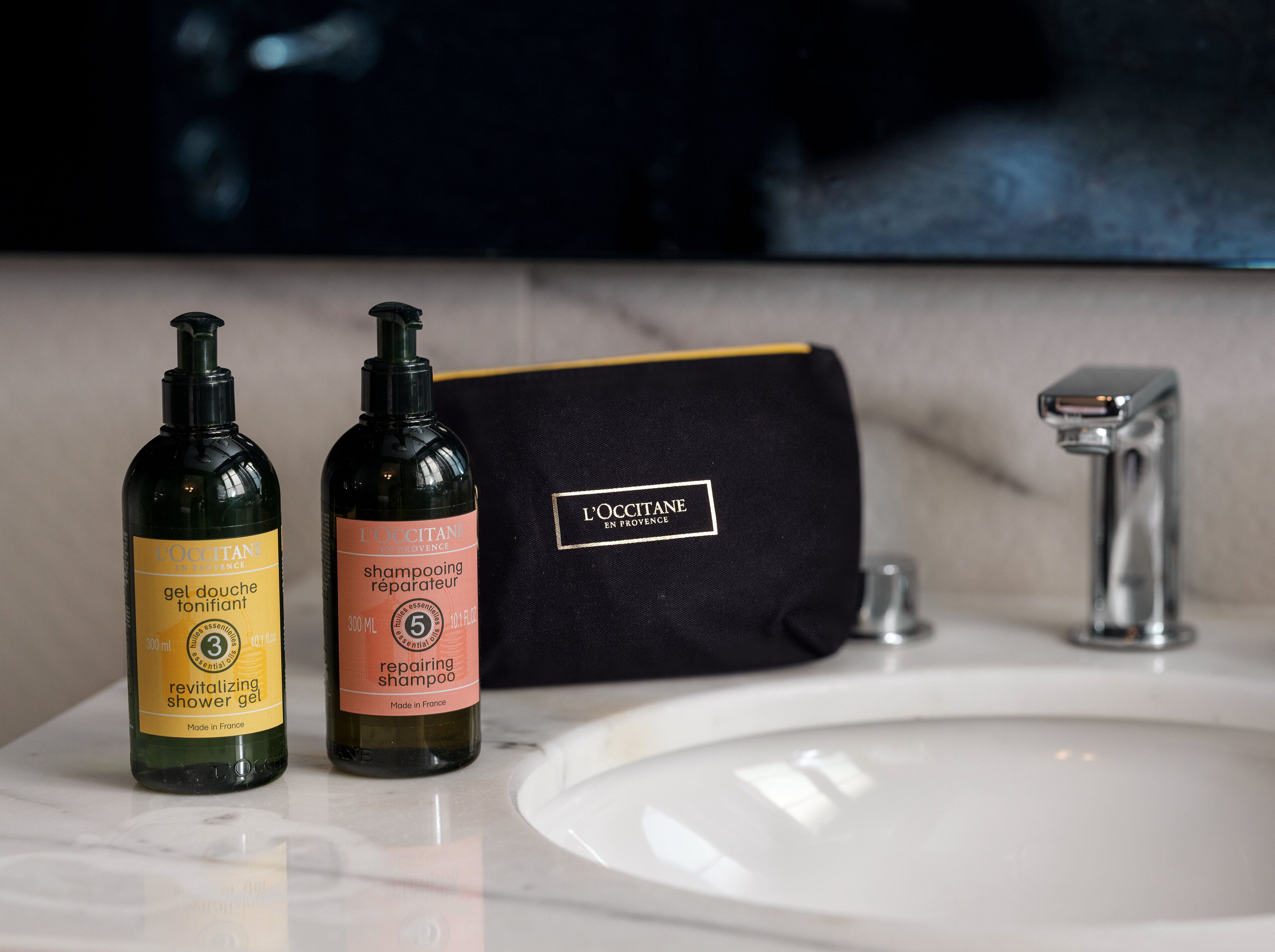 combined shower/bathtub, eco-friendly toiletries, hair dryer, towels