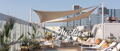 Piscina a l'aire lliure (horari: 06:00-22:00) i gandules