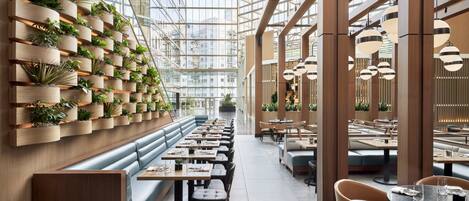 2 من المطاعم، حيث تُقدم وجبات الإفطار، الغداء، العشاء، الأطباق الأمريكية