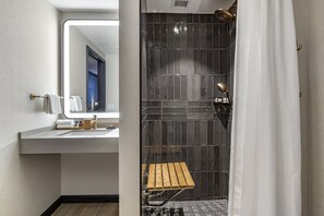 Rom – deluxe, 1 kingsize-seng, tilgjengelighetstilpasset (roll-in shower) | Sengetøy av topp kvalitet, senger med overmadrass og safe på rommet