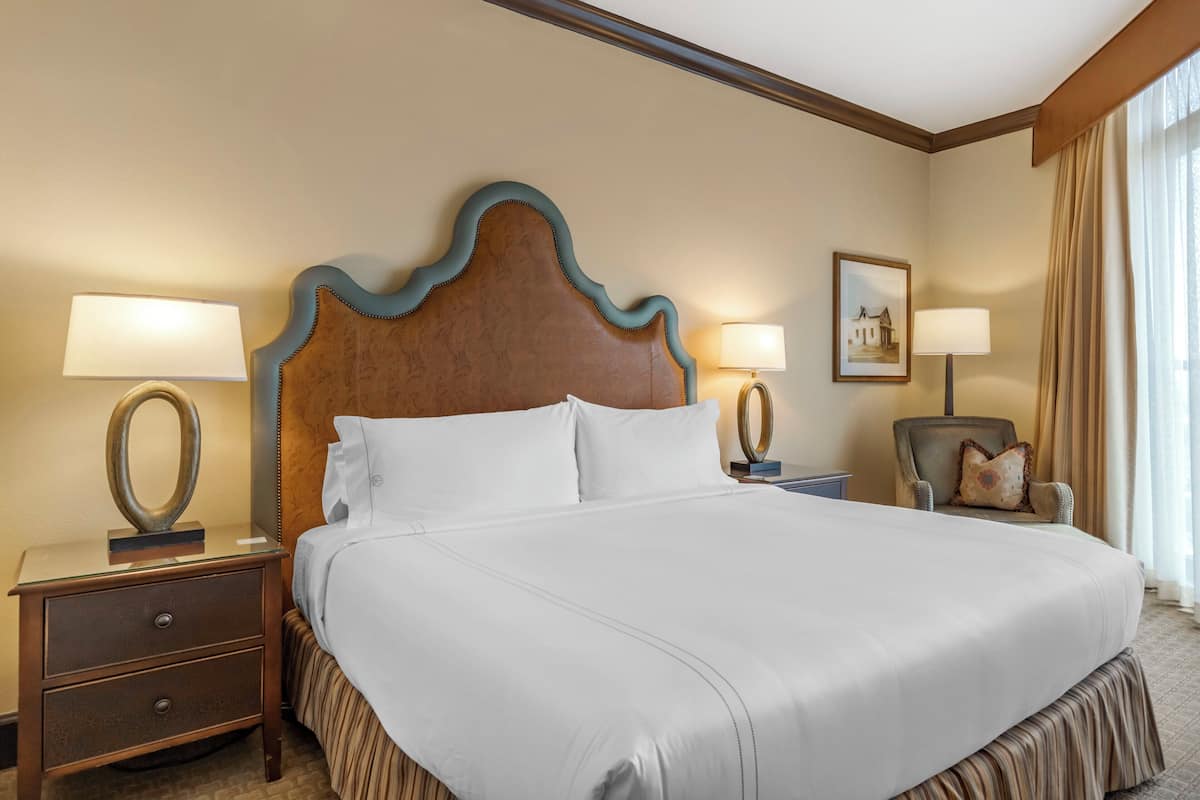 Traditional Room, 1 King Bed, Balcony