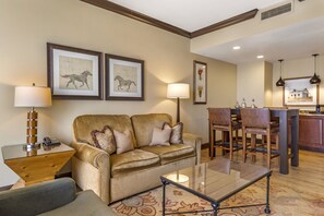 Premium bedding, pillowtop beds, in-room safe, desk - Omni Austin Hotel (Austin)