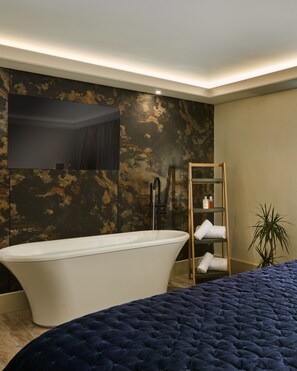 Deluxe Studio Suite | In-room safe, desk, laptop workspace, blackout drapes