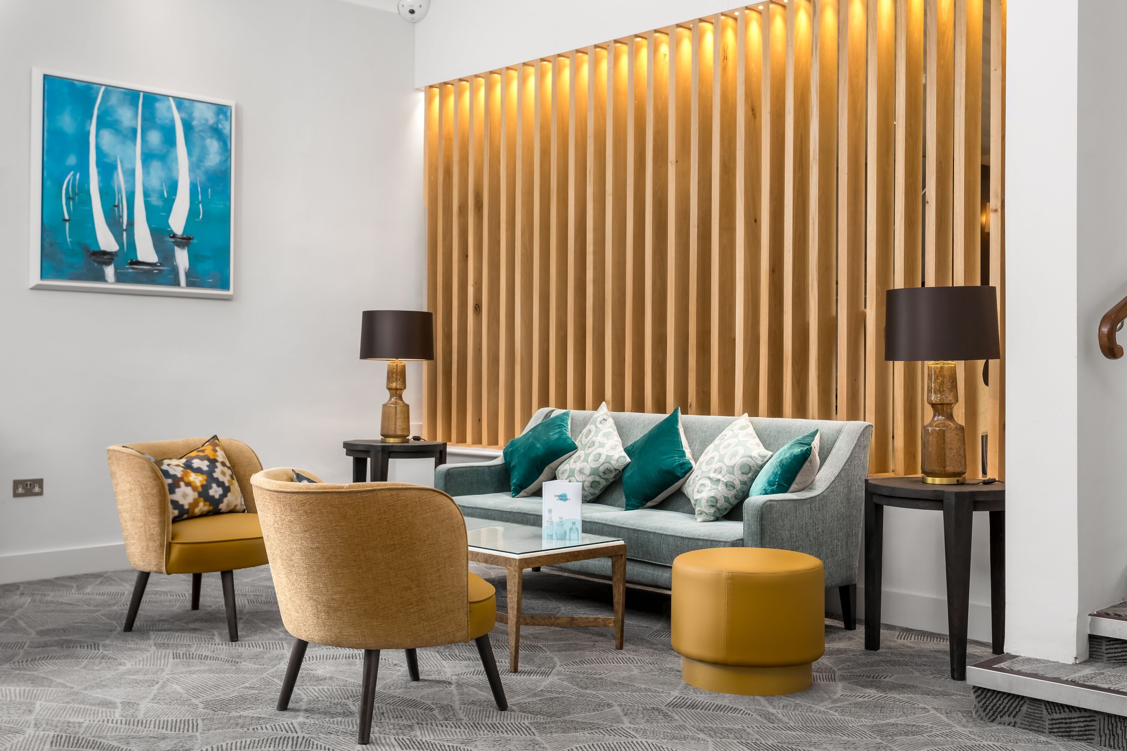 Serves lunch and dinner