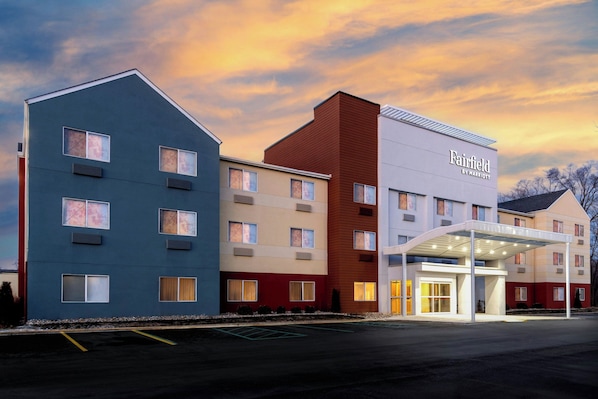 A multi-story Fairfield by Marriott hotel with a covered entrance and a parking lot.