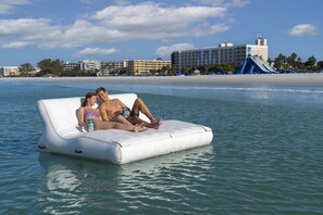 Am Strand, weißer Sandstrand, Cabañas (kostenlos), Sonnenschirme
