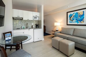 Resort View Studio 2 Queen Beds | Khu phòng khách | TV màn hình phẳng 