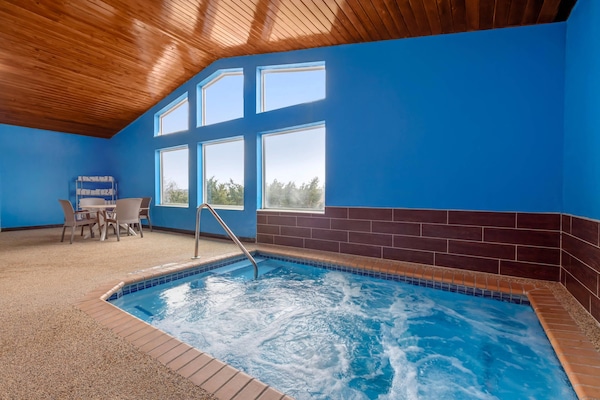 Indoor pool, sun loungers