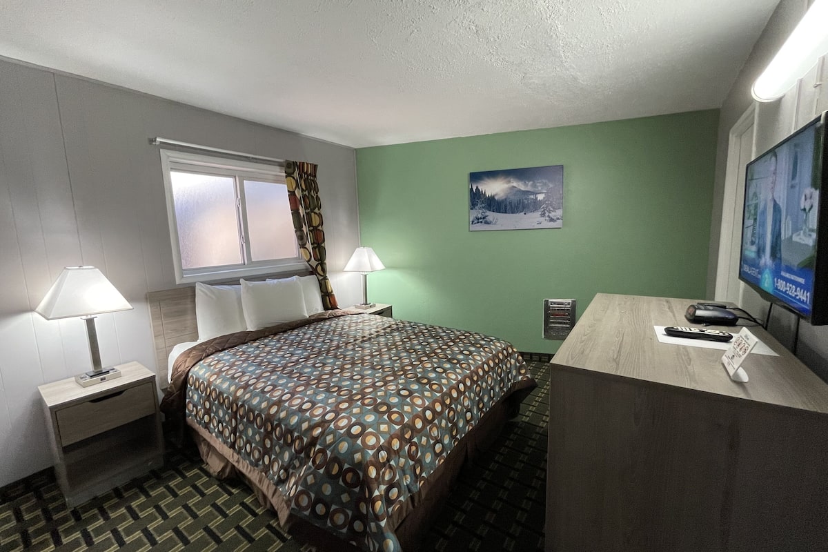 Huone, 2 makuuhuonetta, tupakointi kielletty (1 Queen Bed per Room) | Työpöytä, silitysrauta/-lauta, ilmainen Wi-Fi, vuodevaatteet