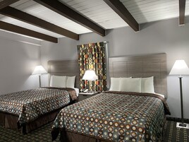 2 Queens - Non Smoking | Desk, iron/ironing board, free WiFi, bed sheets