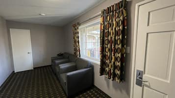 Habitación, 2 habitaciones, para no fumadores (1 Queen Bed per Room) | Área de sala de estar | Televisión LED de 40.00 pulgadas con canales por cable y televisión