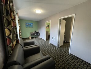 Room, 2 Bedrooms, Non Smoking (1 Queen Bed per Room) | Living area