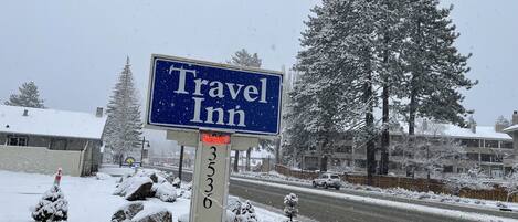 A Travel Inn sign with a 'VACANCY' sign below it.