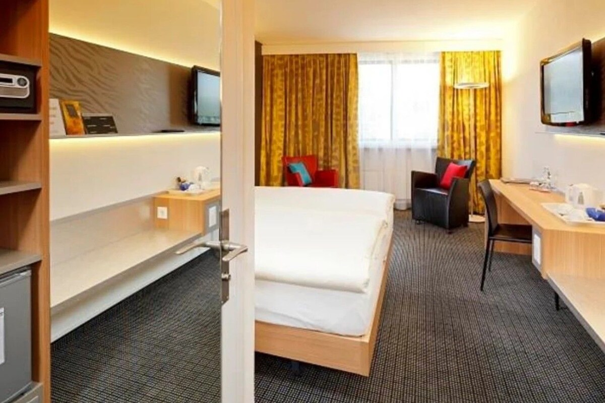 Comfort Twin Room | Memory foam beds, in-room safe, desk, laptop workspace