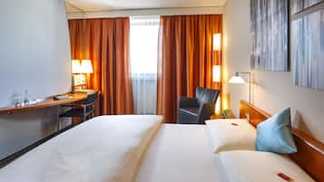 أسرّة بإسفنج يتكيف مع شكل الجسم وخزنة داخل الغرفة ومكتب