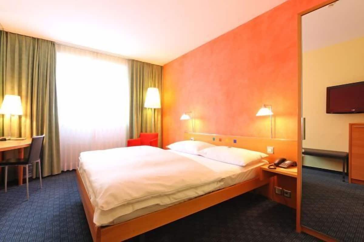 أسرّة بإسفنج يتكيف مع شكل الجسم وخزنة داخل الغرفة ومكتب