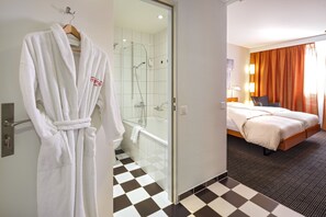 Chambre Confort double | Lit avec matelas en mousse à mémoire, coffre-fort, bureau