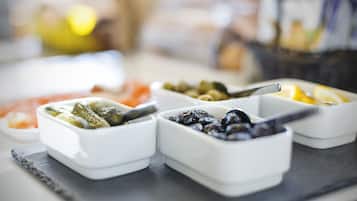 بوفيه فطور يوميًا بتكلفة قدرها (30 CHF للشخص)