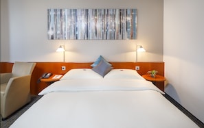 Doppelzimmer (First) | Betten mit Memory-Foam-Matratzen, Zimmersafe, Schreibtisch