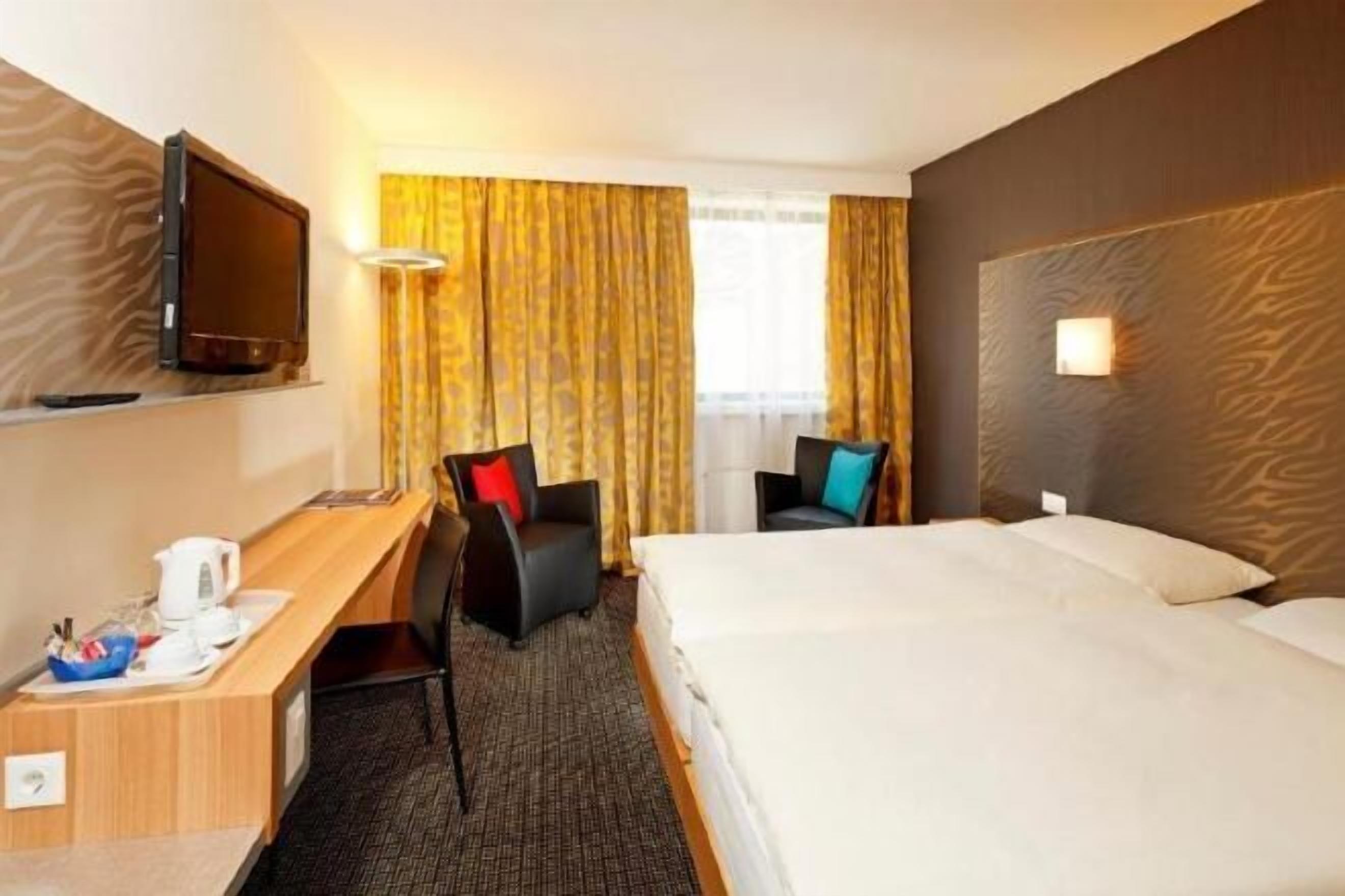 أسرّة بإسفنج يتكيف مع شكل الجسم وخزنة داخل الغرفة ومكتب