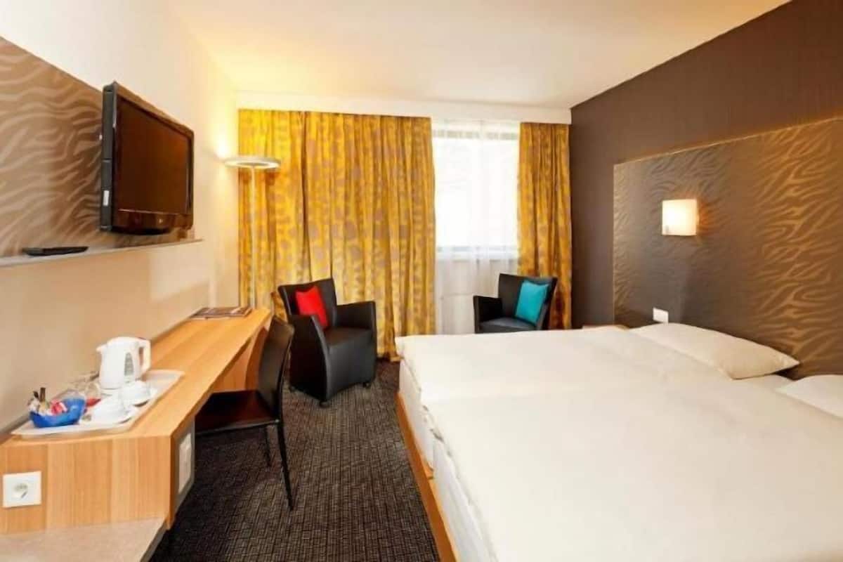 أسرّة بإسفنج يتكيف مع شكل الجسم وخزنة داخل الغرفة ومكتب