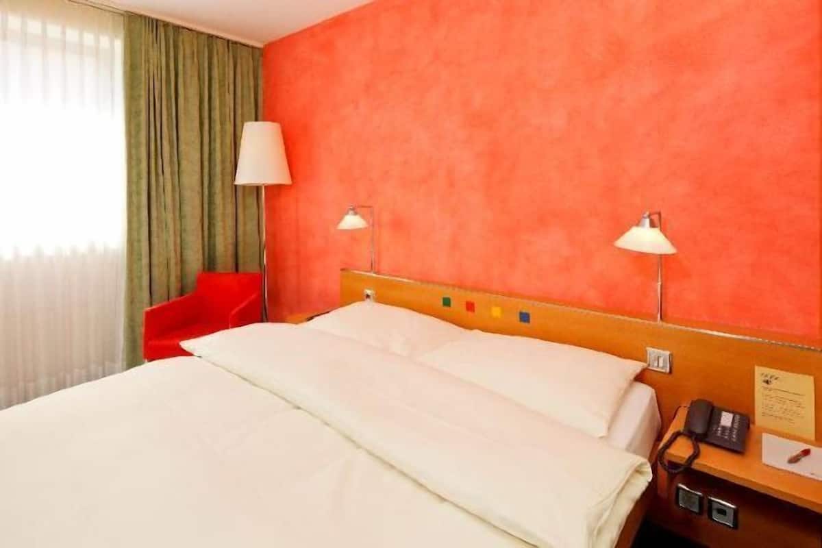 أسرّة بإسفنج يتكيف مع شكل الجسم وخزنة داخل الغرفة ومكتب