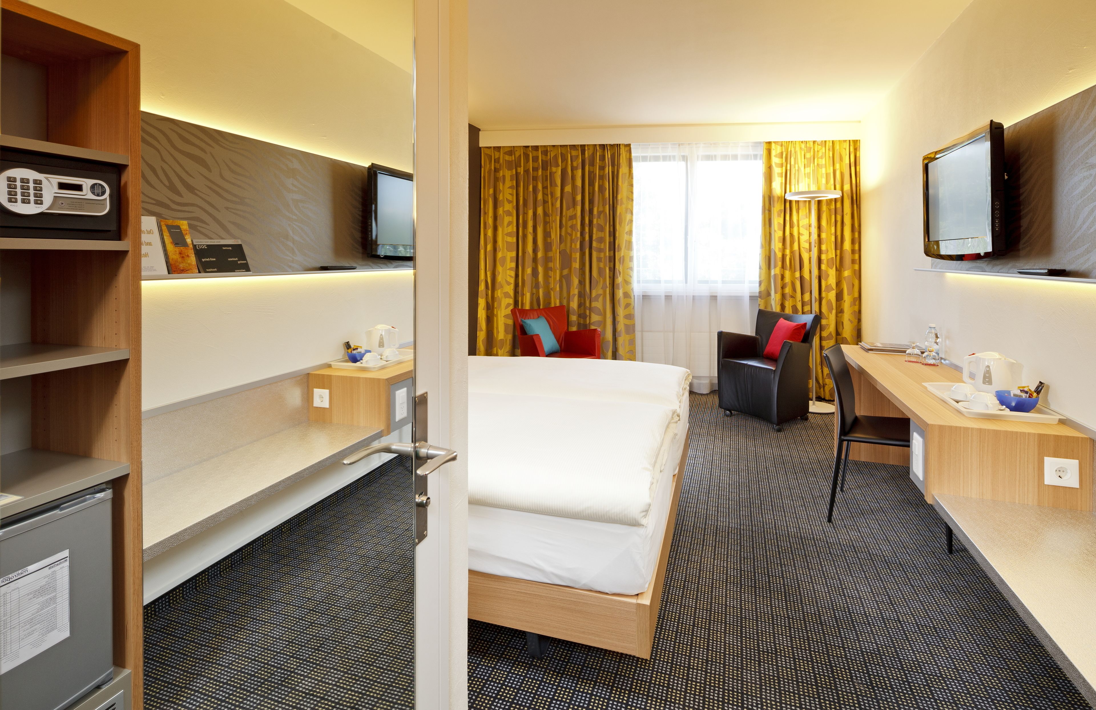 double room (style) | living area | flat-screen tv