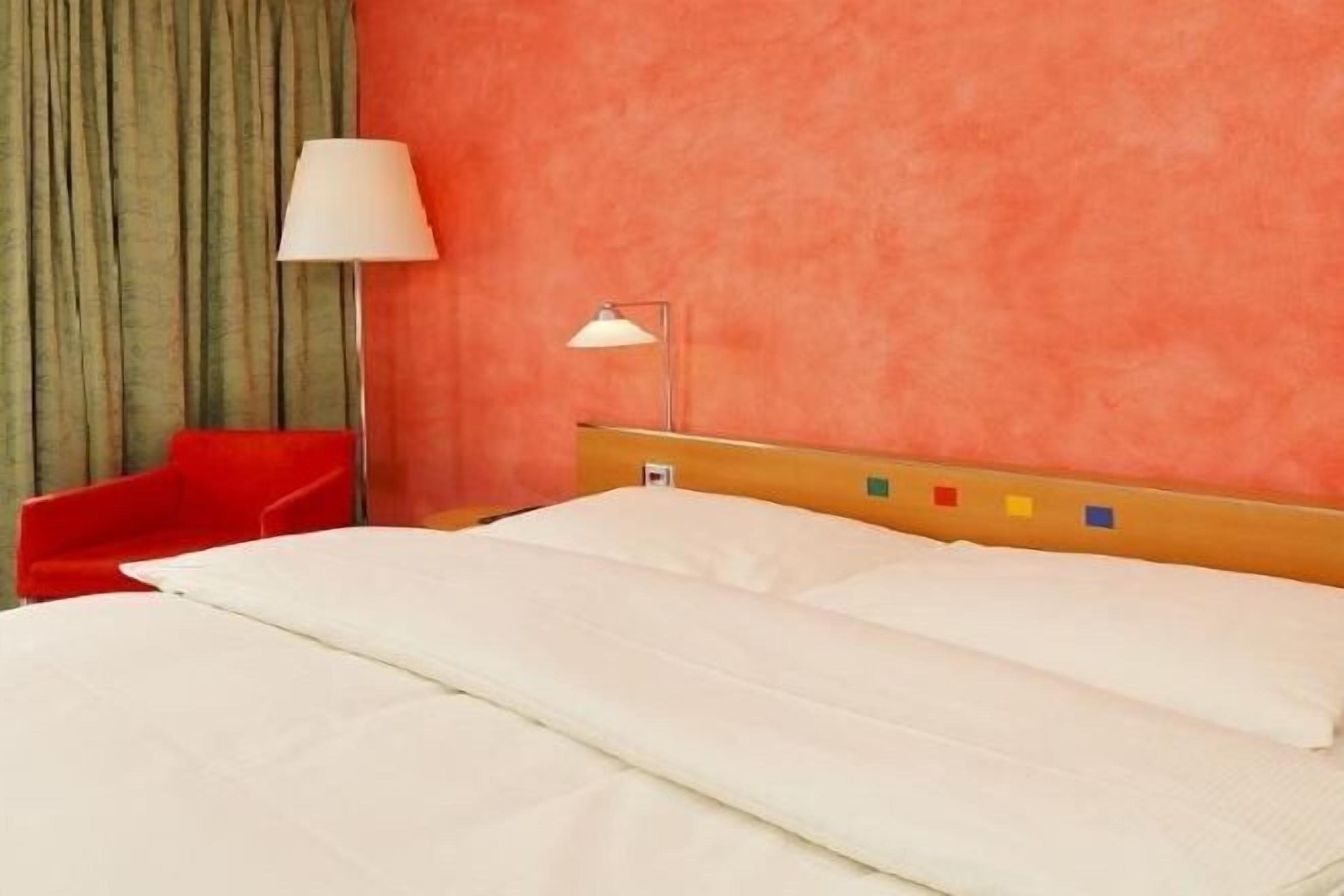 أسرّة بإسفنج يتكيف مع شكل الجسم وخزنة داخل الغرفة ومكتب