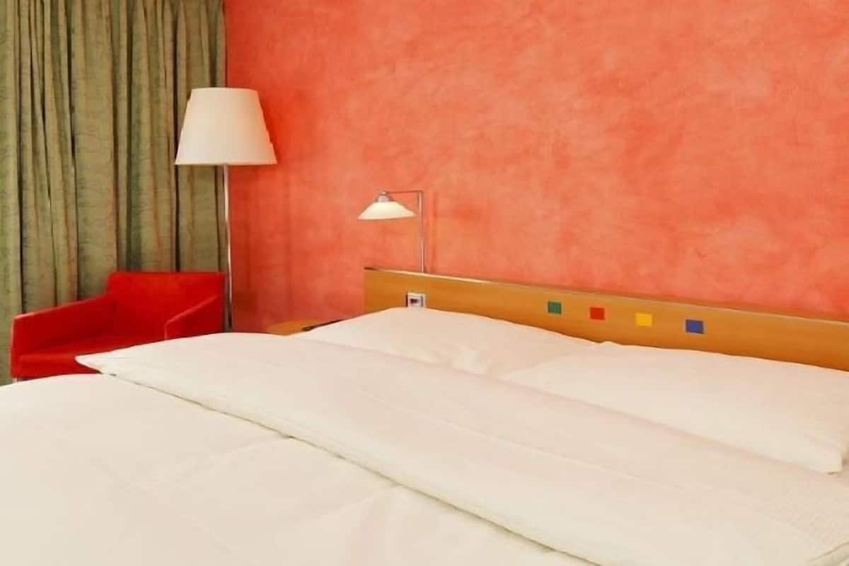 أسرّة بإسفنج يتكيف مع شكل الجسم وخزنة داخل الغرفة ومكتب