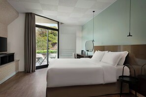Chambre Supérieure, 1 très grand lit, balcon | Couette en duvet d'oie, minibar, coffres-forts dans les chambres, bureau