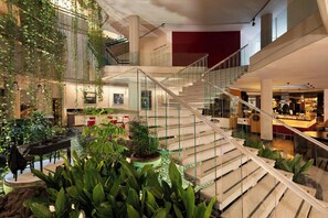 2 bars, lounge dans le hall