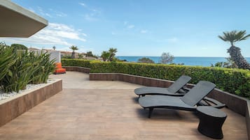 Suite, 1 cama de matrimonio grande, terraza, vistas al mar | Edredones de plumas, minibar, caja fuerte y escritorio