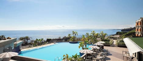 Seasonal outdoor pool, pool umbrellas, sun loungers