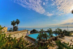 Seasonal outdoor pool, pool umbrellas, sun loungers - Four Points by Sheraton Catania Hotel & Conference Center (Aci Castello)